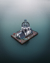 Kirche im Wasser auf Insel