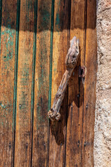 Poignée de porte en cep de vigne sur une maisonnette ancienne dans un petit village vigneron dans le puy de dôme