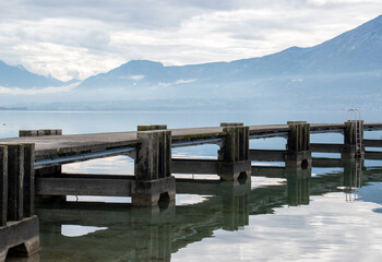 Aix-Les-Bains - Le lac du Bourget sous la brume (Savoie - France)