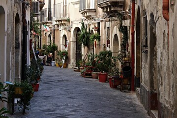 Fototapeta na wymiar Italy, Sicily: Old street in Syracuse.