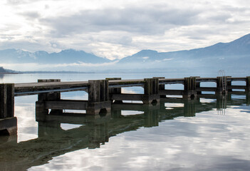 Aix-Les-Bains - Le lac du Bourget sous la brume (Savoie - France)