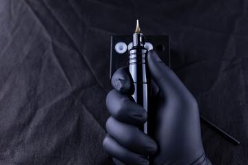 Naklejka premium in the hands of a permanent eyebrow tattoo artist is a pen for a tattoo machine with disposable cartridges on it