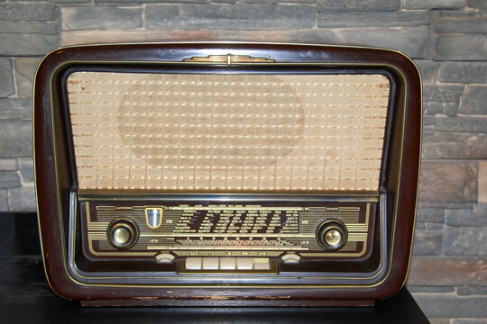 Ein altes Röhrenradio, UKW-Radioempfänger. Details eines Radio.