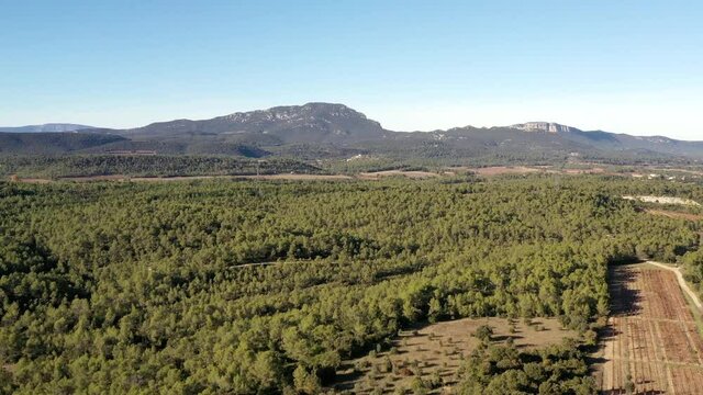 survol de l'arri&egrave;re pays de Montpellier en Occitanie dans le sud de la France et les sources du Lez