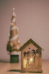 drewniana szopka bożonarodzeniowa jako lampka na roraty i ozdoby świąteczne - obrazy, fototapety, plakaty