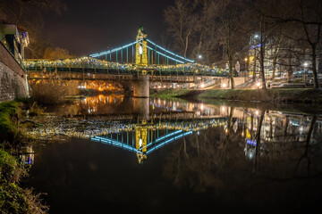 Most Groszowy w Opolu oświetlony iluminacjami świątecznymi w nocy - obrazy, fototapety, plakaty