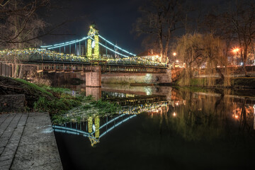 Most Groszowy w Opolu oświetlony iluminacjami świątecznymi w nocy