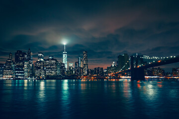 Naklejka premium View of New York with Brooklyn bridge by night