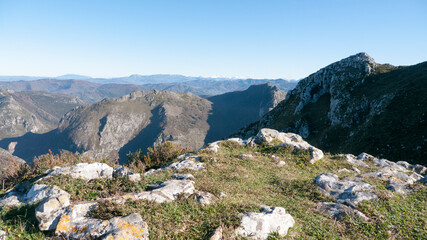 LLanura  de hierba y rocasen lo alto de una montaña