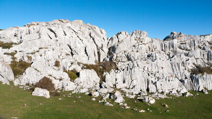 Macizo de roca en lo alto de una monta&ntilde;a
