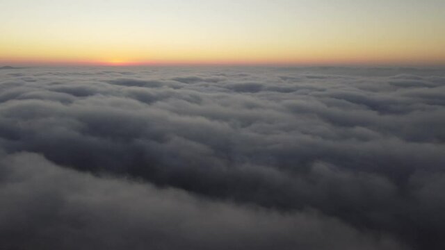 Atardecer sobre nubes con dron