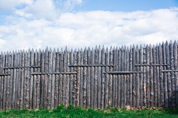 Obraz premium An old wooden fence made of sharp stakes in a Russian Siberian village