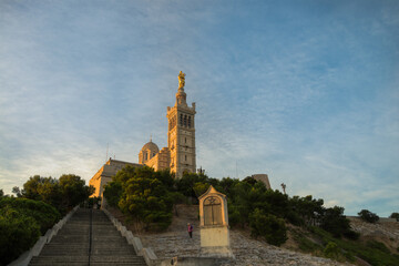 vu au levé du jour sur la basilique de notre dame de bonne garde de Marseille