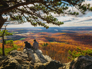 2 people enjoying a view on the Sugarloaf Mountain - obrazy, fototapety, plakaty