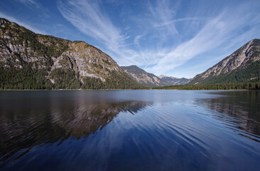 Alpiner Bergsee Heiterwanger See im morgendlichen Licht an einem kalten Tag im Herbst mit leicht...