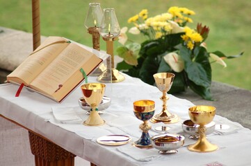 Ołtarz z naczyniami liturgicznymi