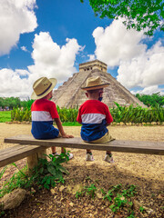 Par de Hermanos contemplando la hermosa piramide de chichen ita