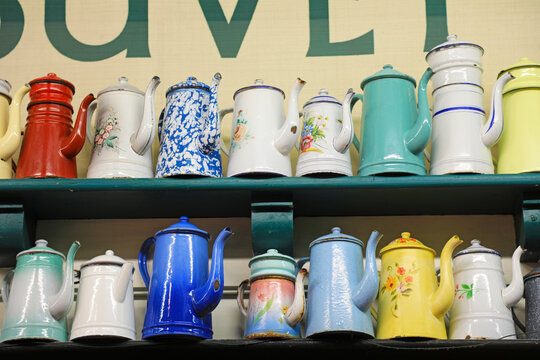 colecci&oacute;n de cafeteras antiguas de colores san juan de luz pa&iacute;s vasco franc&eacute;s francia 4M0A9344-as21
