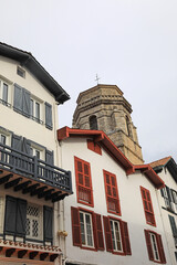 san juan de luz iglesia calle de casas con ventanas rojas y verdes en  pueblo vasco francés francia 4M0A9447-as21
