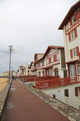 san juan de luz casas al lado de la playa con puentes pasarela con ventanas rojas pueblo vasco francés francia  4M0A9536-as21