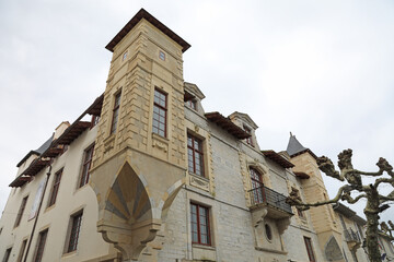 san juan de luz casa señorial castillo  con torre calle pueblo vasco francés francia ...