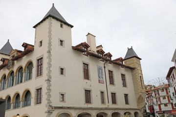 san juan de luz casa señorial castillo  con torre calle pueblo vasco francés francia ...