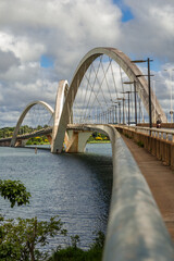 Ponte Juscelino Kubitschek, também conhecida como Ponte JK. Fica em Brasília e é obra dos arquitetos Alexandre Chan e Mário Vila Verde.