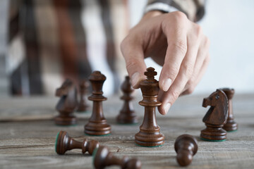 Chess piece king The player's hand holds the chess piece king, making the move a piece in flight. The hand holds the figure in the air
