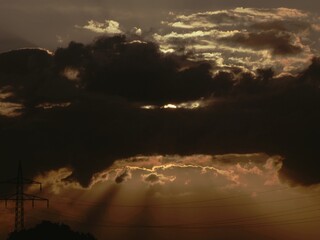 Sonnenuntergang hinter Wolken
