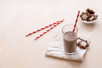Шоколадный напиток с печеньем в стеклянных стаканах с красными трубочками
