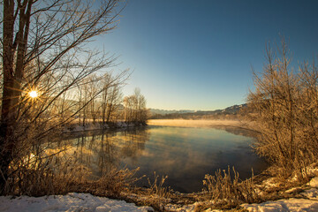 Obraz premium Sonnenaufgang - Baggersee - Allgäu - Eis - Frost - Ortwang - Raureif - Winter