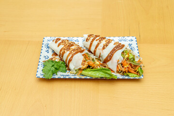 The spring roll, rolled spring or chun kun, similar to lumpiá, is a roll made of a pasta filled with different julienne-style chopped vegetables and some minced meat stirred all of it