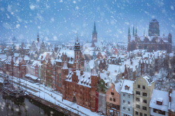 Fototapeta premium Medieval port crane in Gdansk over the Motlawa river at snowy winter, Poland
