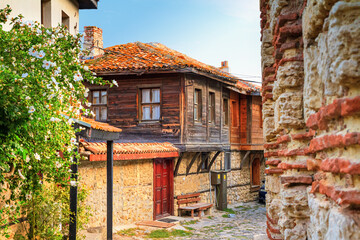 Stadslandschap - uitzicht op de oude straten en huizen in balkanstijl, de oude binnenstad van Nessebar, aan de kust van de Zwarte Zee van Bulgarije