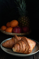 フルーツ盛とクロワッサン