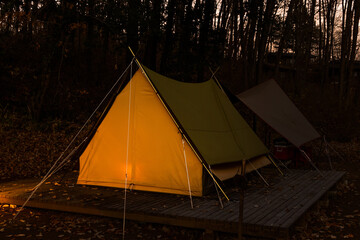 林の中でキャンプ　Outdoor camping in the woods 