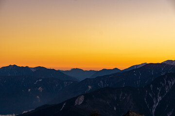 朝日に染まる冬山　赤石山脈　鳳凰三山からの風景　南アルプス