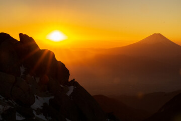 南アルプス（観音岳）で迎えるご来光　朝日と富士山
