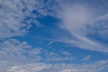 Naklejka na ściany i meble Cielo azul con nubes