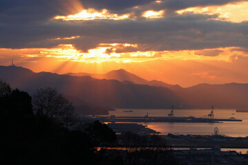 天使の階段が降り注ぐ、冬の瀬戸内海