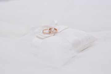 Obraz na płótnie Canvas wedding rings on a pillow