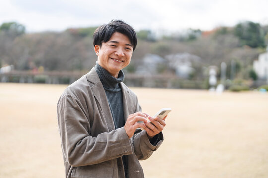 携帯電話を使う男性