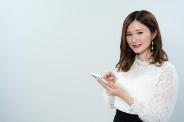 Naklejka premium 携帯電話を使う女性