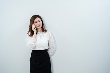 携帯電話を使う女性