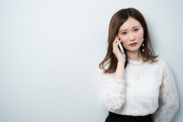 携帯電話を使う女性