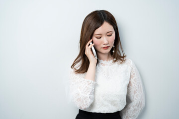 携帯電話を使う女性