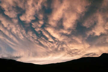 hora dorada con nubes inusuales  para fondos y ediciones, Perú