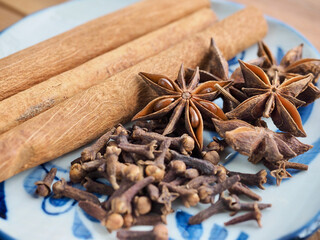말린 향신료 스타아니스홀, 음식, 팔각향, 시나몬, 정향