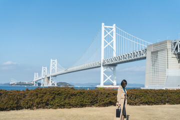 公園を散策する女性