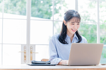 メインビジュアルにも使いやすい俯いてパソコンの仕事をする美しい日本人女性2